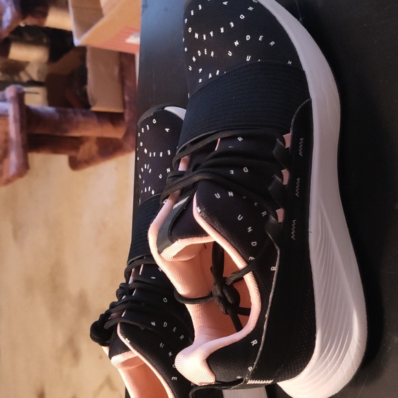 Tennis shoes - Picture 4 of 4